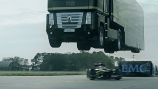 Kamion ugratta át az F1-versenyautót