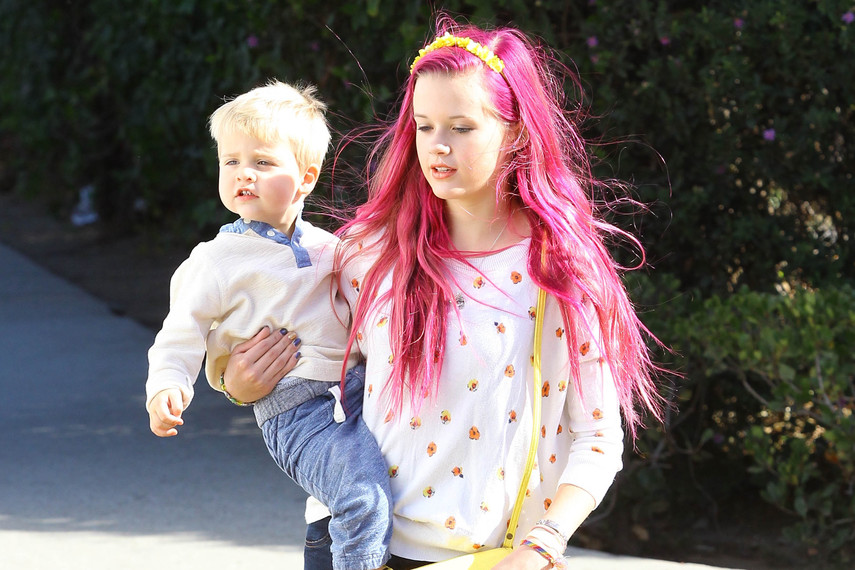 Reese Witherspoon lánya rózsaszínre festette a haját