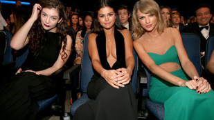 Taylor Swift Selena Gomez dekoltázsával nézte végig az AMA-t