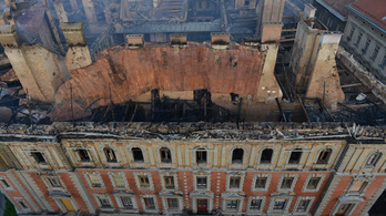 Védőszerkezetet építenek a leégett Andrássy úti ház fölé