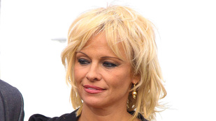 Pamela Anderson ribancos takarítónőnek öltözött
