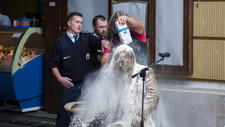 Cenzúra és hamisítás: így nyomták be a Weöres-szobrot Pécsre