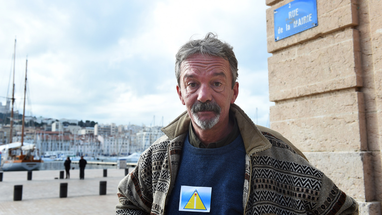 Sárga háromszöggel különböztetnék meg a hajléktalanokat Marseille-ben