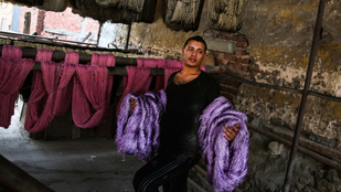 Festőbuzérral színezik a ruhákat Egyiptomban