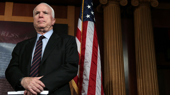 Onnan érte kritika McCaint, ahonnan álmában sem gondolta volna: Gulyás Gergelytől, és már másodszor