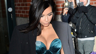 Kardashian most összenyomott melleit mutogatja