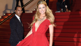 Paris Hilton a csúnyájáig felsliccelt ruhában gálázott