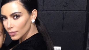 Kardashian a saját gyerekét sem tűri meg a szelfijén