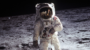 Buzz Aldrin borozott a Holdon