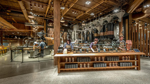 Kétszintes könyvtár is van a világ legnagyobb Starbucksában