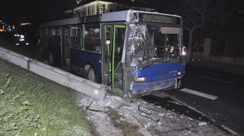 Rosszul lett a BKV-busz sofőrje, két villanyoszlop kidőlt