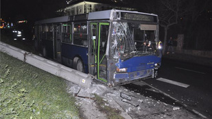 Rosszul lett a busz sofőrje, villanyoszlopnak ütköztek