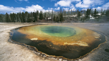Turisták színezték át a Yellowstone termálvizes medencéit