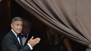 George Clooney egy bombákkal telerakott mellényben hódít