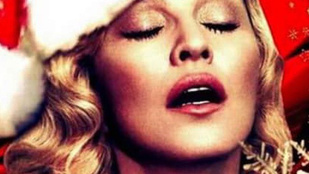 Nézze meg, ahogy Madonna csukott szemmel szájat tát