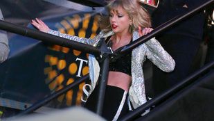Taylor Swift seggre eséssel zárta az évet