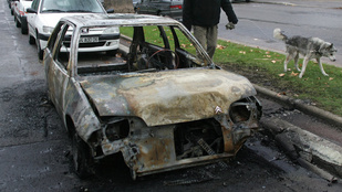 Több száz autó lángolt Franciaországban