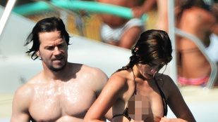Mark Wahlberg felesége annyit volt bikiniben, hogy csak kiesett belőle