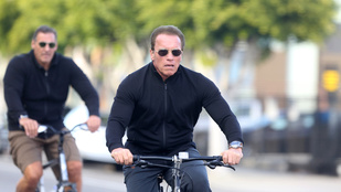 Schwarzenegger igazán cuki nagypapa a bringán