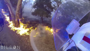 Sisakkamerával rögzítette a tűzoltó a félelmetes erdőtüzet