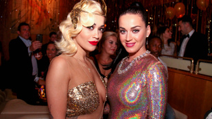 Ilyen volt Katy Perry és Rita Ora extradekoltált szilvesztere