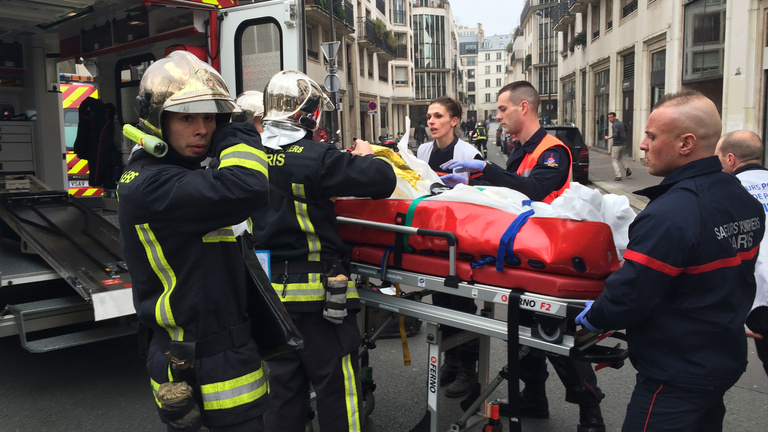 Fegyveresek támadtak egy francia magazin szerkesztőségére, 12-en meghaltak
