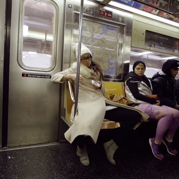 Ez történik, ha egy nő terpeszt a metrón