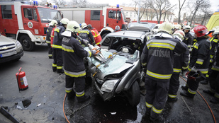 Villanyoszlopnak ütközött egy autó a Róbert Károly körúton