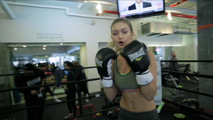 Így bokszol egy Sports Illustrated-modell