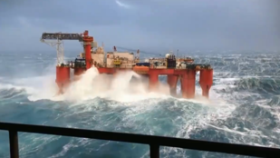 Így tűri a hatalmas hullámokat egy olajfúró platform