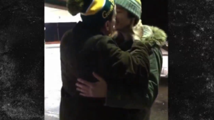 Charlie Sheen örömében megcsókolt egy fickót