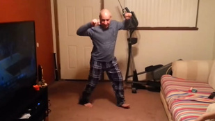 Menőség: elképesztő pizsamás táncot nyom az apuka