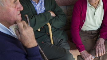 Segítségre szoruló idősek ezreitől veszi el a gondozást a minisztérium