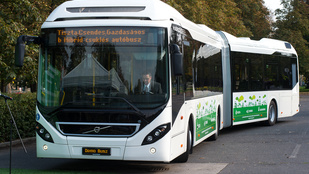 Forgalomba állt az első hibrid busz Budapesten