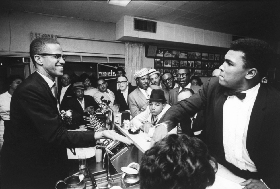Alira óriási hatással volt, az afroamerikaiak egyik legismertebb polgárjogi harcosa, a muszlim Malcolm X. A mentoraként tekintett rá. Miatta is csatlakozott a Fekete Muszlimok nevű szervezethez. Malcolm X azonban pár hónappal később kilépett. Ezután a barátság is megszakadt közöttük. Ali élete egyik legrossszabb döntésének nevezte később, hogy hátat fordított neki.