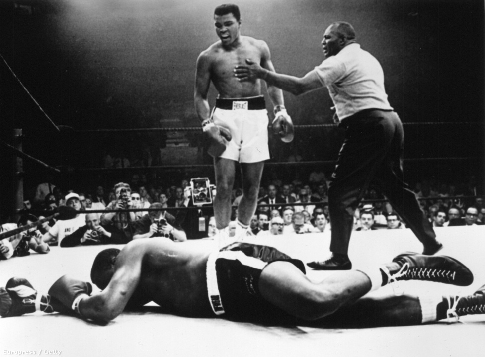 Talán ez a leghíresebb kép, ami Aliról készült, és mindent elmond róla. Sonny Listonnak 1965-ben adott visszavágót, de ez a meccs sem ment végig, a hatodik menetben Ali kiütötte Listont. Úgy állt fölötte, mint vadász a leterített vad felett. A képről is sugárzik a fölény és a nagyképűség, ami Alit jellemezte.