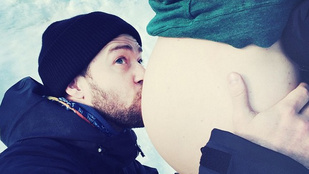 Justin Timberlake megmutatta Jessica Biel terheshasát