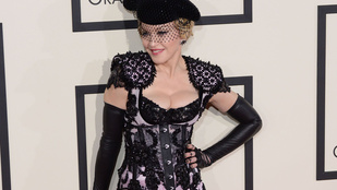 Madonna nyakig polcolt mellekkel feszített