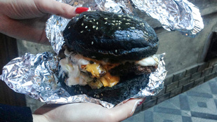 Fekete hamburger: amilyen bizarr, olyan finom