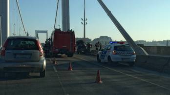 Villanyoszlopnak csapódott egy autó az Erzsébet-hídon