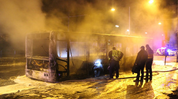 Brutálisan kiégett egy BKV-busz Budán