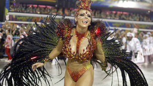 Végre felvonulnak a brazil karneváli mellek!