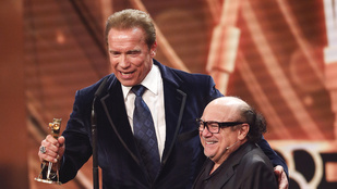DeVito és Schwarzenegger együtt parádézott a német díjátadón