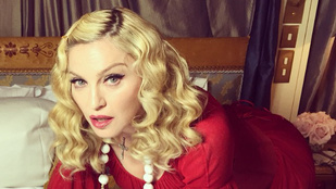 Vajon mire gondol ezen a képen Madonna?