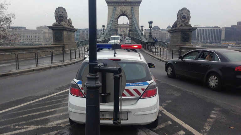 Rendőrök vigyáznak a budapesti hidakra