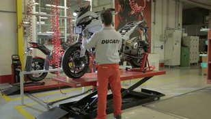 Így raknak össze egy Ducatit