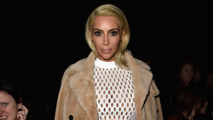 Kim Kardashian képtelen eltenni a mellbimbóit