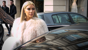 Kim Kardashian és Kanye West is tud photobombolni