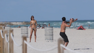 Semmi különös, csak egy brazil modell tangában labdázik a strandon
