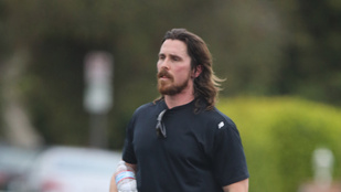 Ilyen, amikor Christian Bale a szájában matat